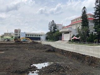 當學校操場變成停車場